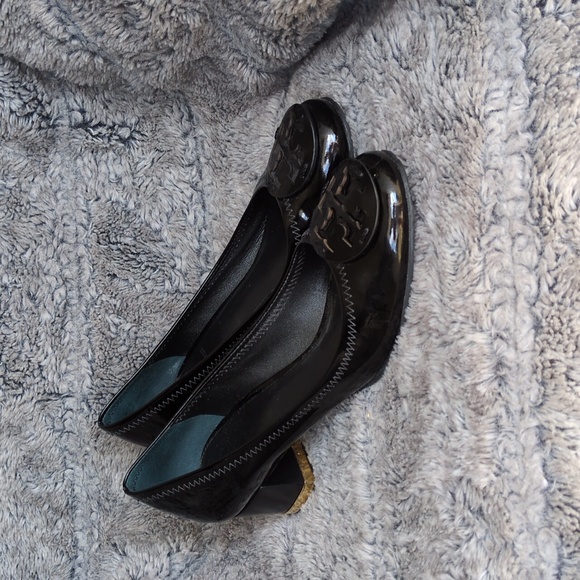 Shoes - Tory Burch Amy patent leather block heel pumps Women's Sz 8.5